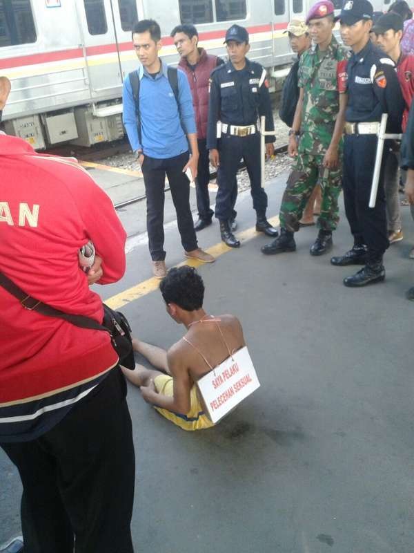 Pelaku Pelecehan Seksual Ini Ditelanjangi di Stasiun Manggarai