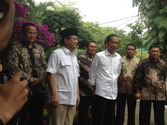 Prabowo Beri Hormat Militer, Jokowi Membungkuk