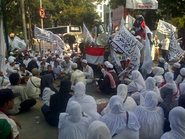 Massa FPI dan FUI Demo Bersila di Depan DPRD DKI, Lalin Tersendat