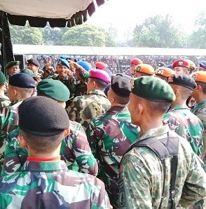 Usai Apel Gabungan di Makodam Jaya, TNI dan Brimob Joget Bareng