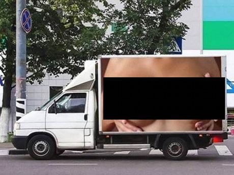 Mobil Iklan Bugil Bikin Kekacauan di Jalanan