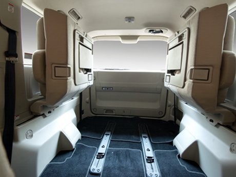 Delica, MPV Besar yang Sporty
