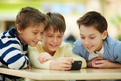 Awas! Pada Anak-anak, Smartphone Lebih Nyandu Dibanding Komputer