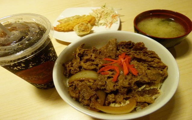 Beef Bowl Gurih Sedap untuk Santap Malam Mengenyangkan