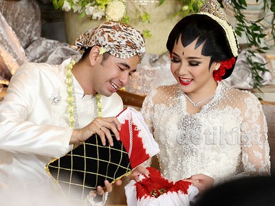 Raffi dan Nagita Jalani Rangkaian Ritual Adat Usai Ijab Kabul
