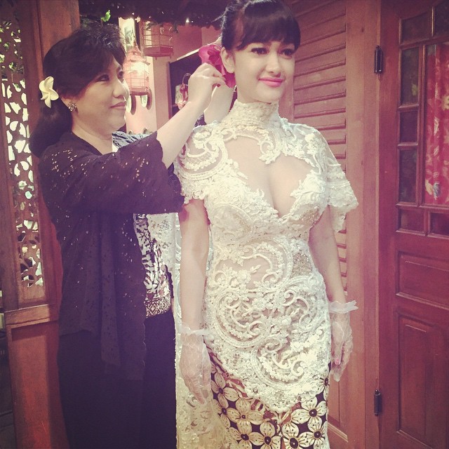 Kebaya Superseksi Julia Perez
