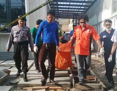 Mayat Awi Disemen Sebelum Dikubur di Garasi Rumah Dharmahusada Indah