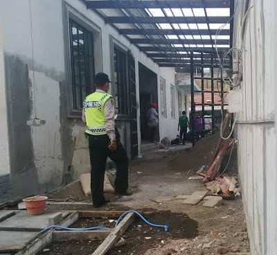 Sesosok Mayat Dikubur di Garasi dan Ditutup Paving