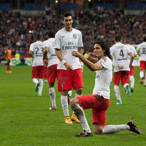 Perayaan Sniper Cavani Berujung Kartu Merah