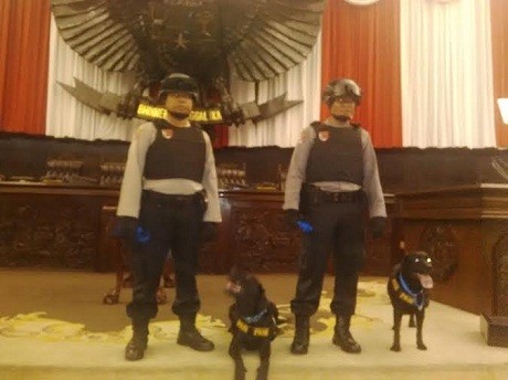 Polisi Unit K-9 Sisir Ruang Pelantikan Jokowi-JK