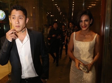 Wanda Hamidah Gandeng Cowok ke Pernikahan Raffi dan Nagita