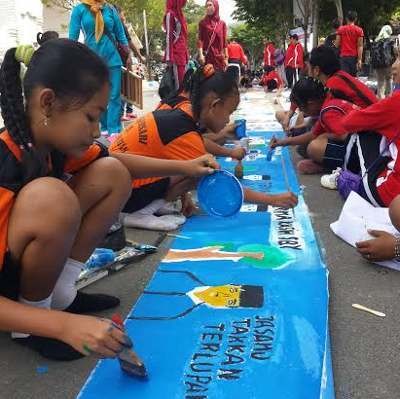 Terima Kasih SBY untuk Indonesia Dipersembahkan Puluhan Pelajar di Pacitan