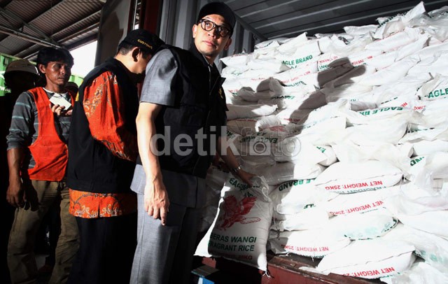 Hari Terakhir Jadi Menteri, Chatib Basri Temani Anak Potong Rambut