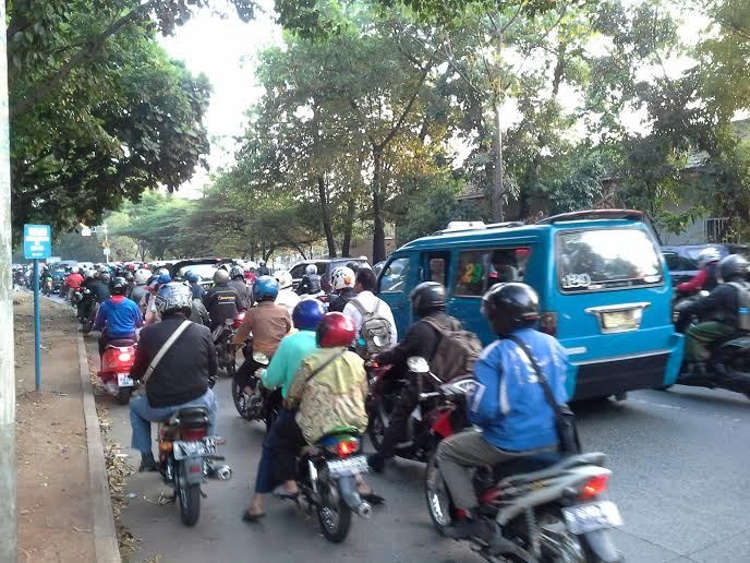 Lalin Lenteng Agung Macet Parah, Penumpang Turun dan Pilih Naik Kereta