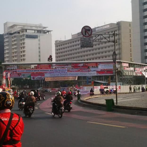 Ucapan Selamat Bekerja Jokowi Untuk Indonesia di Bundaran HI