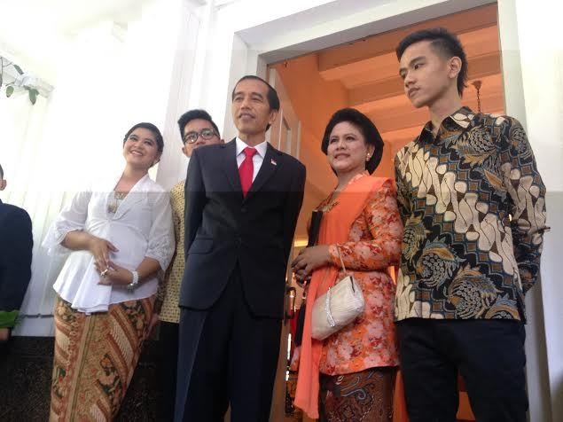 Jokowi dan Keluarga Kenakan Busana Tak Seragam