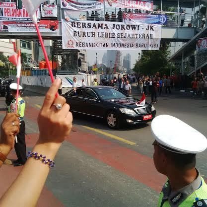 Pekerja dan Siswa Lambaikan Bendera Merah Putih ke SBY Saat Melintas ke DPR