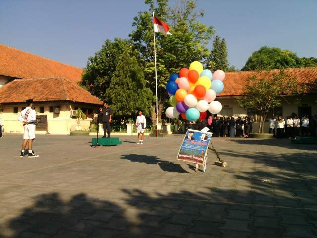 Rayakan Pelantikan Jokowi, Teman SMP dan SMA Gelar Upacara dan Tumpengan