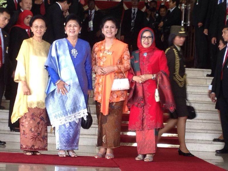 Berkebaya Warna warni Ibu Ani Hingga Iriana  Jokowi  Kompak 