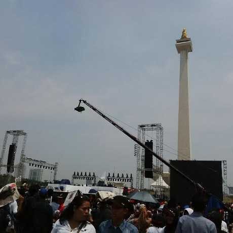 Rakyat Antusias Nobar Pelantikan Jokowi-JK di Monas