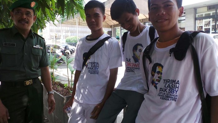 Siswa Berkumpul dan Berbaris Siap Sambut SBY dengan Kaos #terimakasihSBY