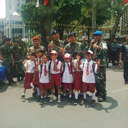 Di Tengah Serunya Pesta Rakyat, 7 Bocah ini Malah Eksis Foto-foto di HI