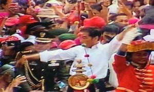 Jokowi Menikmati Naik di Atas Andong, Gayanya Bak Roker