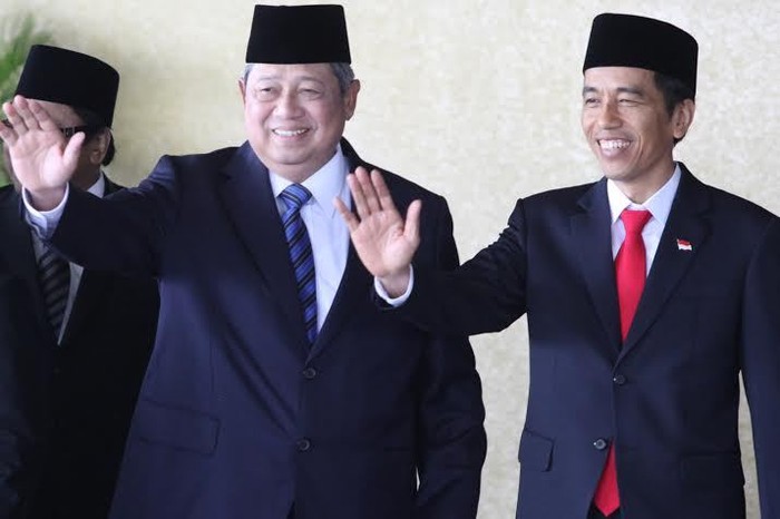 Turun Tangga Istana SBY Gandeng Jokowi