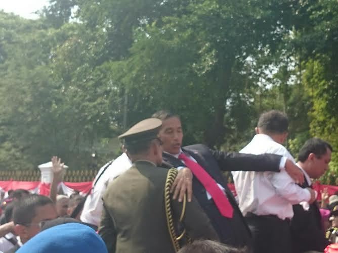 Ups! Begini Saat Jokowi Hampir Jatuh dari Andong