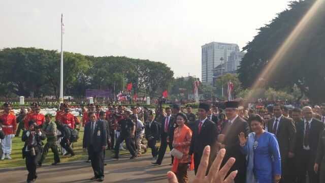 Disaksikan Ribuan Warga, SBY Tinggalkan Istana dengan Mercy B 1285 RFT