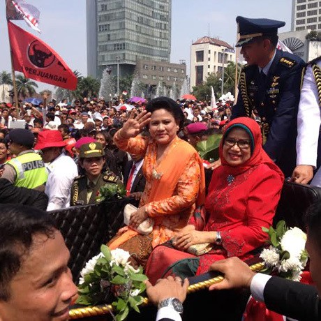 Iriana dan Mufidah Naik Andong di Belakang Jokowi-JK, Panas Tapi Seru!