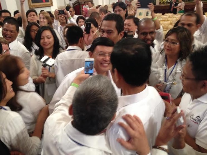 Ketika Relawan Berebut Berselfie Ria dengan Jokowi di Istana