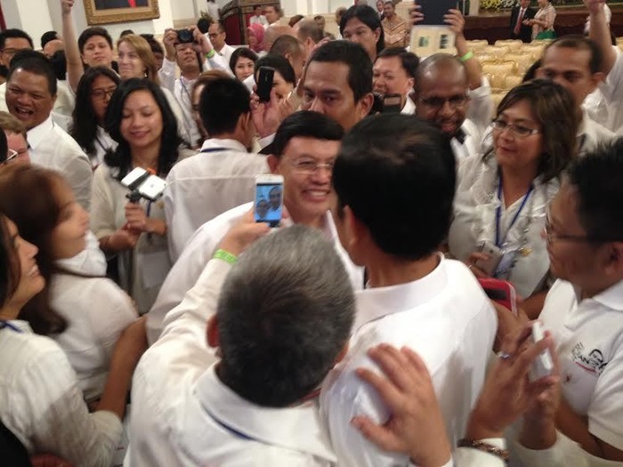 Sudah Jadi Presiden, Jokowi Tetap Ladeni Relawan Selfie
