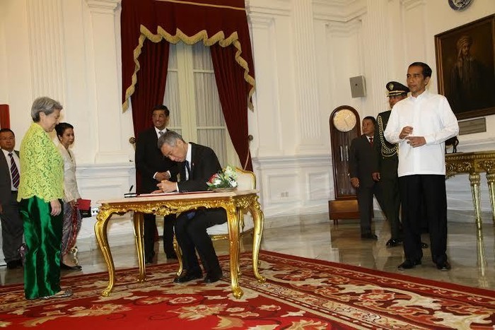 Berkemeja Putih Tanpa Jas, Jokowi Terima PM Lee di Istana Merdeka