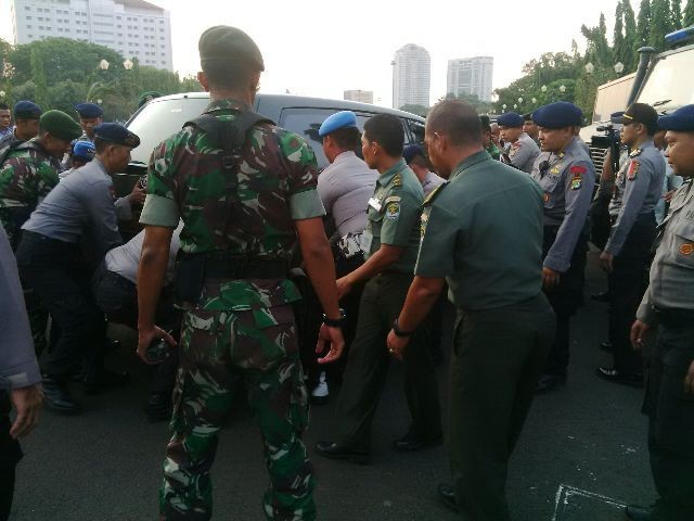 Hap! Belasan Personel Brimob dan TNI Angkat Mobil Avanza di Monas