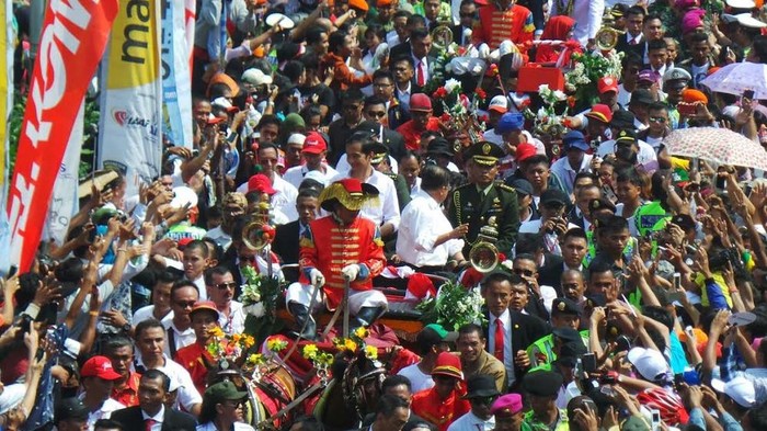 Bertahan Menanti Pak Presiden di Tengah Lautan Manusia