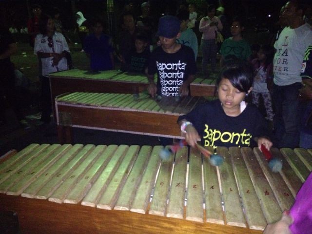 Warga Nikmati Aksi Anak-anak Marjinal Bermain Kulintang di Monas