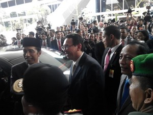Ahok Tutupkan Pintu Mobil Bagi Jokowi