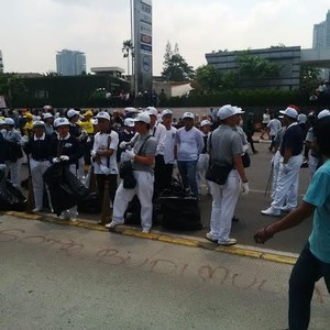 Ajak Masyarakat Jaga Kebersihan, Pendukung Jokowi-JK Punguti Sampah di HI