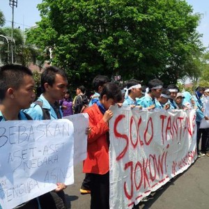 Mahasiswa Solo Demo Tuntut Presiden Jokowi Selesaikan 7 Agenda ini