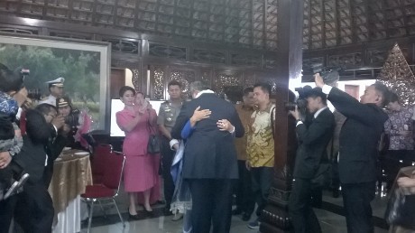Momen Haru Saat SBY dan Ibu Ani Berpelukan Sambil Menangis di Cikeas