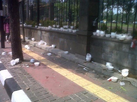 Jorok! Sampah Bekas Makan Gratis Berserakan di Depan BI