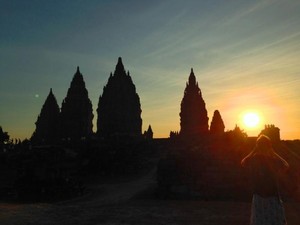 Candi Prambanan Punya Sunset Secantik Ini