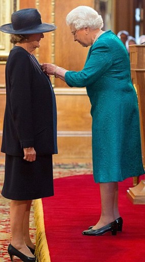Wow! Profesor McGonagall dapat Penghargaan dari Ratu Elizabeth II