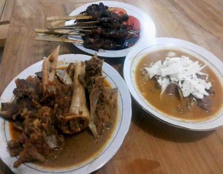 Yuk, Cicipi Sate Kere dan Tengkleng yang Enak Gurih Khas Solo