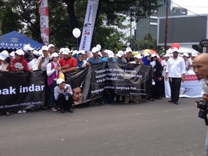 Berdiri di Trotoar, Pegawai Indosat Minta Jokowi Buyback Saham
