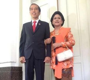 Jadi Ibu Negara, Iriana Tetap Pakai Ponsel Jadul