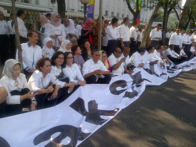 Duduk di Trotoar, Dahlan dan Bos BUMN Siap Lambaikan Tangan ke SBY