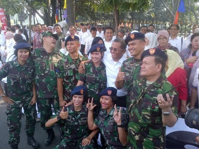 Warga Rebutan Berfoto dengan Dahlan Usai Sambut Iring-iringan SBY