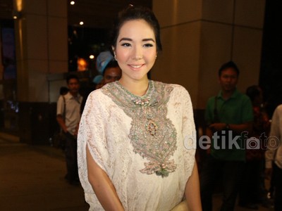 Gisel Cantik Berkaftan Putih